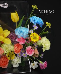 Cận cảnh vẻ đẹp rực rỡ của Tulip vàng và Cẩm Tú Cầu xanh trong giỏ hoa mica