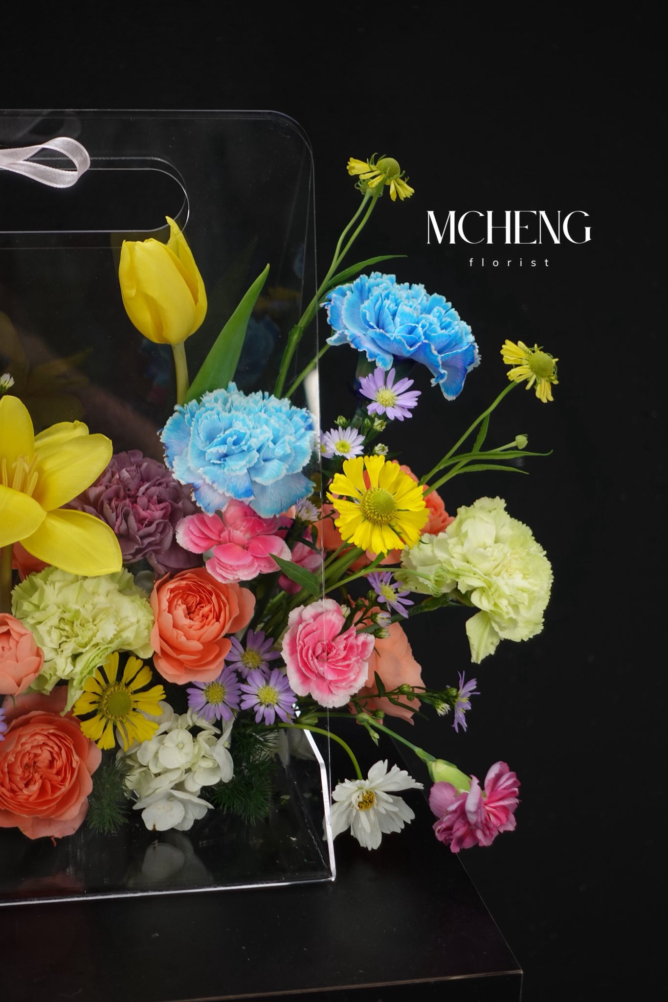 Chi Tiet Gio Hoa Mica Mix Da Sac Mcheng Florist Cận cảnh vẻ đẹp rực rỡ của Tulip vàng và Cẩm Tú Cầu xanh trong giỏ hoa mica