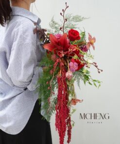 Hình ảnh thực tế cô dâu thanh lịch cầm bó Hoa Cưới Thác Đổ Ly Đỏ Phối Hoa Hồng trong ngày trọng đại
