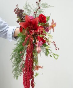 Cận cảnh vẻ đẹp lộng lẫy của hoa Ly đỏ nhập khẩu và hoa hồng nhung đỏ trong mẫu Hoa Cưới Thác Đổ Ly Đỏ Phối Hoa Hồng