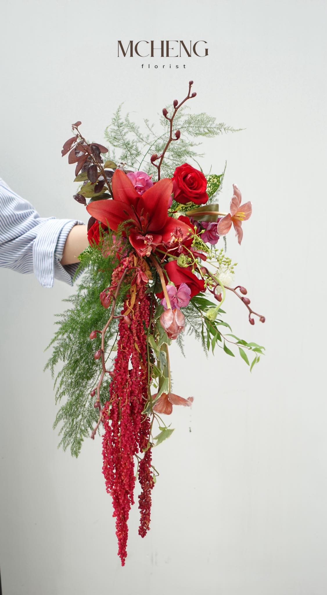 Chi Tiet Hoa Cuoi Thac Do Ly Do Phoi Hoa Hong Mcheng Florist Cận cảnh vẻ đẹp lộng lẫy của hoa Ly đỏ nhập khẩu và hoa hồng nhung đỏ trong mẫu Hoa Cưới Thác Đổ Ly Đỏ Phối Hoa Hồng