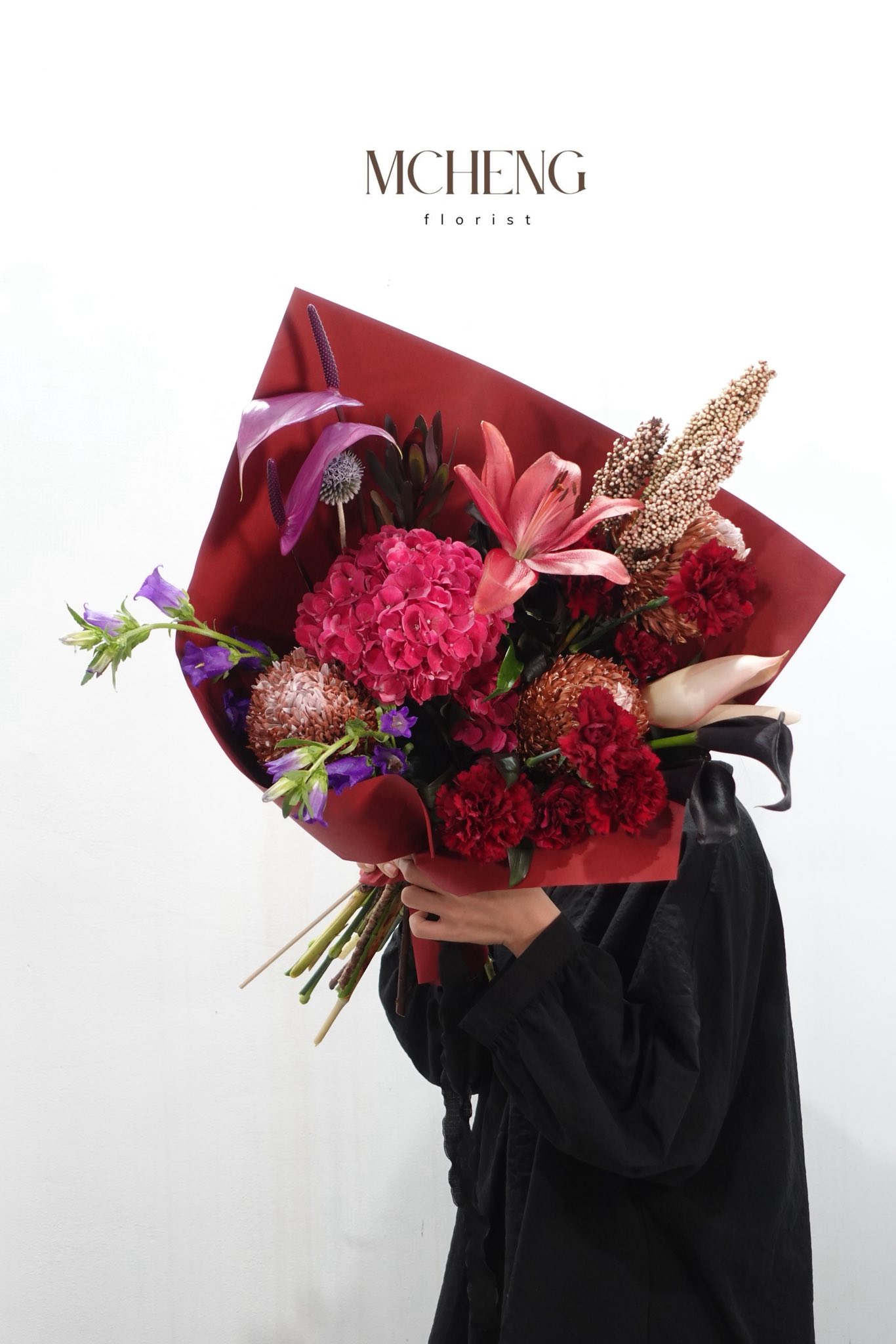 Bó Hoa Cẩm Tú Cầu Đỏ Rượu Mix Calla Đen Tuyệt Tác - Mcheng Florist Góc chụp sự hòa quyện màu sắc độc đáo của mẫu Hoa Bó Cẩm Tú Cầu Đỏ Rượu Mix Calla Lily Đen 3. MÔ TẢ NGẮN (Copy dán vào ô "Mô tả ngắn của sản phẩm")