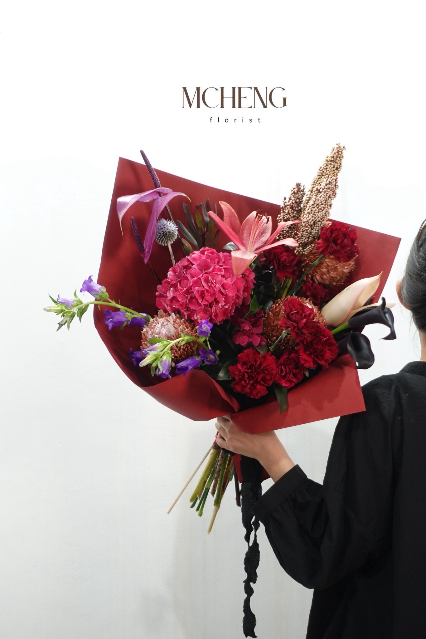 Hoa Bo Cam Tu Cau Do Ruou Mix Calla Lily Den Mcheng Florist Long Khanh Mẫu Hoa Bó Cẩm Tú Cầu Đỏ Rượu Mix Calla Lily Đen thiết kế nghệ thuật tại Mcheng Florist