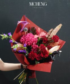 Cận cảnh sự hòa quyện màu sắc độc đáo của mẫu Hoa Bó Cẩm Tú Cầu Đỏ Rượu Mix Calla Lily Đen