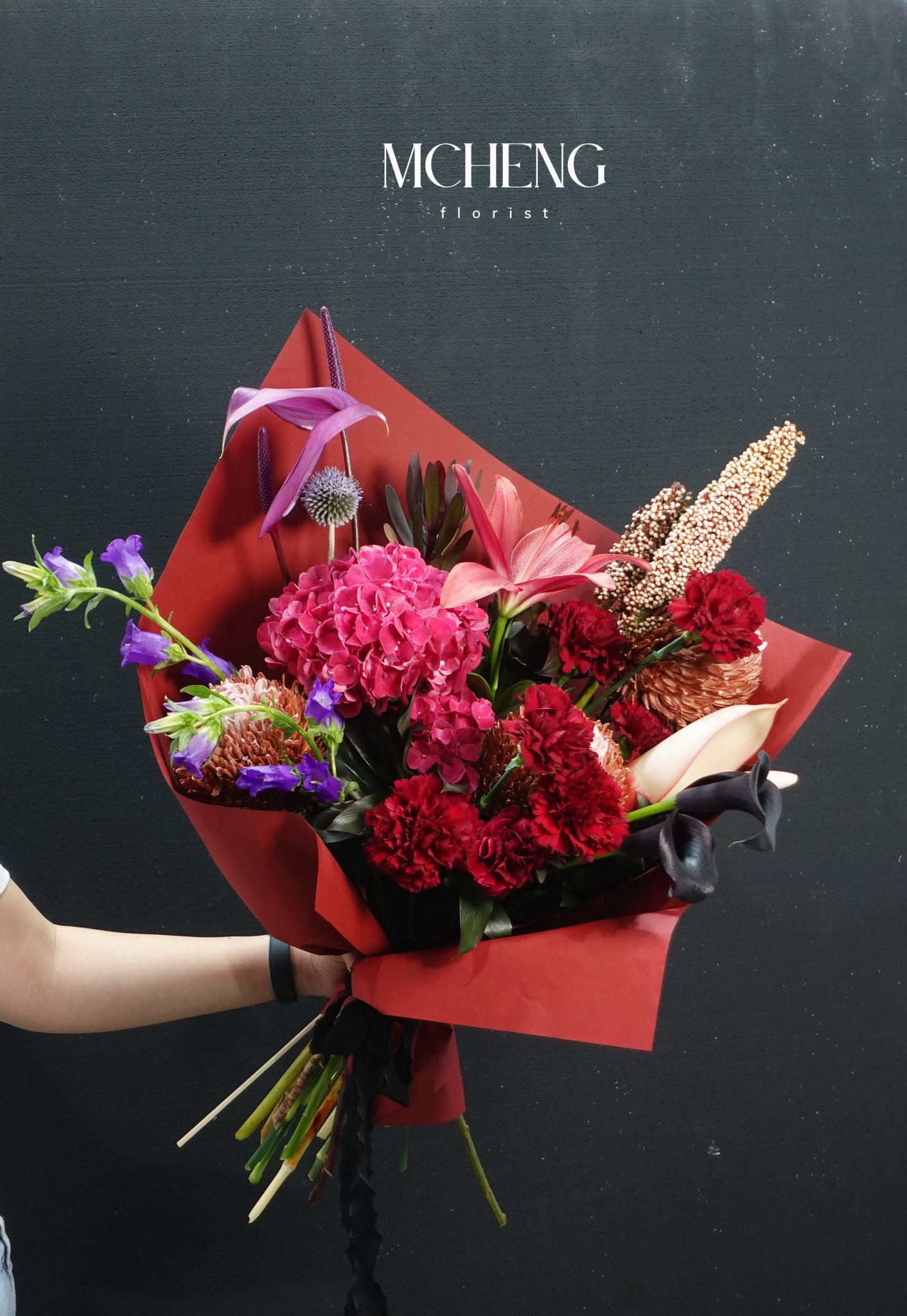 Chi Tiet Hoa Bo Cam Tu Cau Do Ruou Mix Calla Lily Den Mcheng Cận cảnh sự hòa quyện màu sắc độc đáo của mẫu Hoa Bó Cẩm Tú Cầu Đỏ Rượu Mix Calla Lily Đen