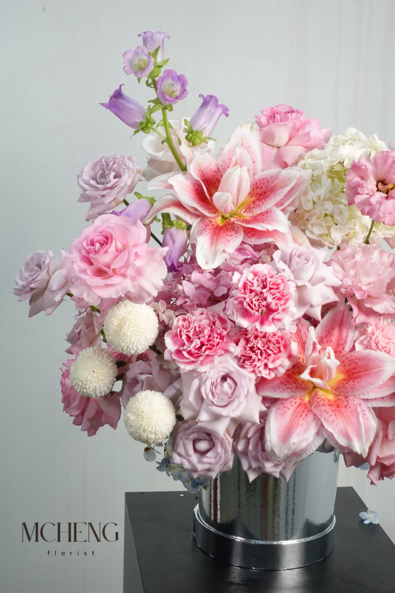 Chi Tiet Hop Hoa Ly Kep Phoi Hong Tim Mcheng Florist Cận cảnh những đóa ly kép hồng phấn và hồng tím khói trong Hộp Hoa Ly Kép Phối Hồng Tím