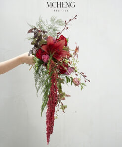 Mẫu Hoa Cưới Thác Đổ Ly Đỏ Phối Hoa Hồng thiết kế dáng thác rủ hoàng gia tại Mcheng Florist Long Khánh