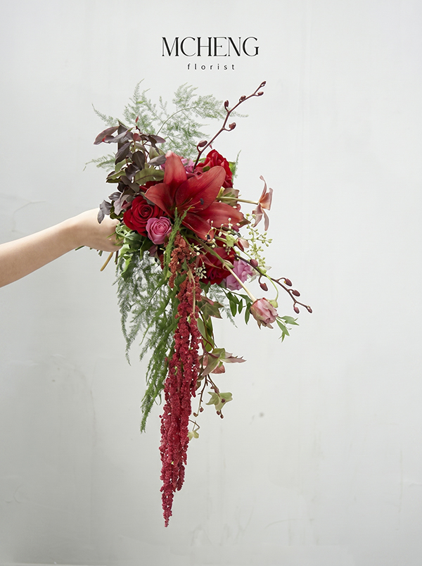Hoa Cuoi Thac Do Ly Do Phoi Hoa Hong Mcheng Florist Long Khanh Mẫu Hoa Cưới Thác Đổ Ly Đỏ Phối Hoa Hồng thiết kế dáng thác rủ hoàng gia tại Mcheng Florist Long Khánh