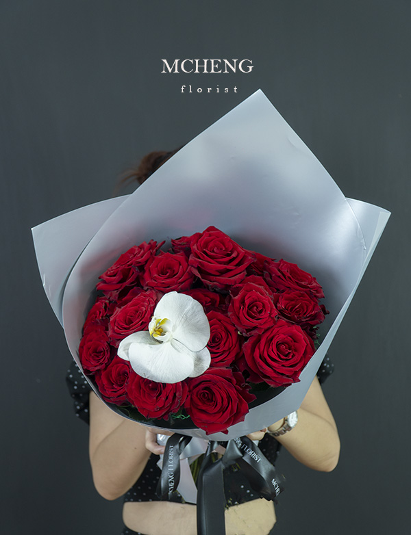 Bó Hoa Hồng Đỏ Mix Lan Hồ Điệp Xám Bạc Bản Lĩnh - Mcheng Florist Mẫu Hoa Bó Hồng Đỏ Mix Lan Hồ Điệp Tone Xám Bạc thiết kế hiện đại tại Mcheng Florist