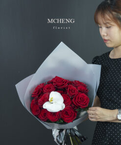 Cận cảnh vẻ đẹp sang trọng của mẫu Hoa Bó Hồng Đỏ Mix Lan Hồ Điệp Tone Xám Bạc
