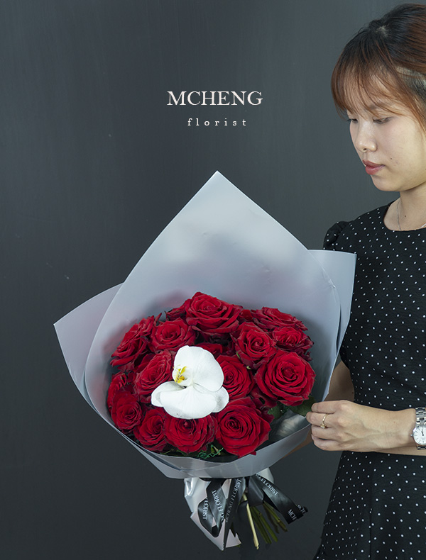 Chi Tiet Hoa Bo Hong Do Mix Lan Ho Diep Tone Xam Bac Mcheng Cận cảnh vẻ đẹp sang trọng của mẫu Hoa Bó Hồng Đỏ Mix Lan Hồ Điệp Tone Xám Bạc