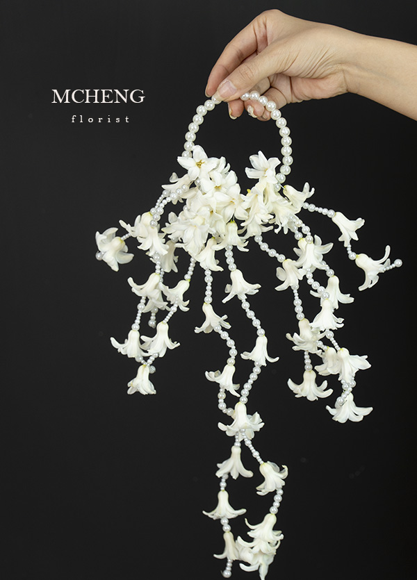 Hoa Cưới Dạ Lan Hương Trắng Quai Ngọc Trai Báu Vật - Mcheng Florist Mẫu Hoa Cưới Dạ Lan Hương Trắng Quai Ngọc Trai thiết kế túi xách ngọc trai đài các tại Mcheng Florist Long Khánh
