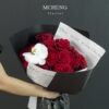Mẫu Hoa Bó Hồng Đỏ Mix Lan Hồ Điệp Bọc Giấy Đen thiết kế cá tính tại Mcheng Florist