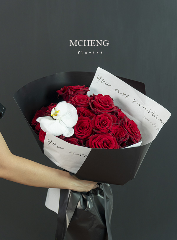 Bó Hoa Hồng Đỏ Mix Lan Hồ Điệp Giấy Đen Bản Lĩnh - Mcheng Florist Mẫu Hoa Bó Hồng Đỏ Mix Lan Hồ Điệp Bọc Giấy Đen thiết kế cá tính tại Mcheng Florist
