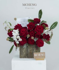 Mẫu Hộp Gỗ Hoa Hồng Đỏ Phối Lan Hồ Điệp thiết kế cổ điển phong cách rustic tại Mcheng Florist Long Khánh