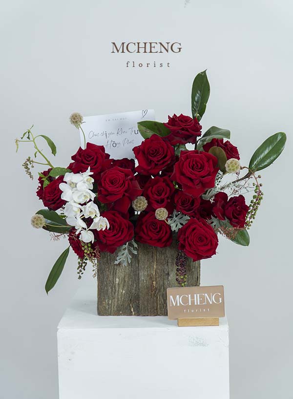 Hộp Gỗ Hoa Hồng Đỏ Mix Lan Hồ Điệp Tuyệt Phẩm - Mcheng Florist Mẫu Hộp Gỗ Hoa Hồng Đỏ Phối Lan Hồ Điệp thiết kế cổ điển phong cách rustic tại Mcheng Florist Long Khánh