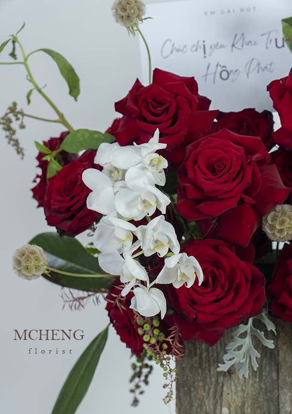 Chi Tiet Hop Go Hoa Hong Do Phoi Lan Ho Diep Mcheng Florist Cận cảnh sắc đỏ của những đóa Hoa Hồng Ecuador và dải lan hồ điệp trắng trong Hộp Gỗ Hoa Hồng Đỏ