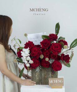 Hình ảnh thực tế nghệ nhân hoàn thiện mẫu Hộp Gỗ Hoa Hồng Đỏ phối lan hồ điệp trang trọng