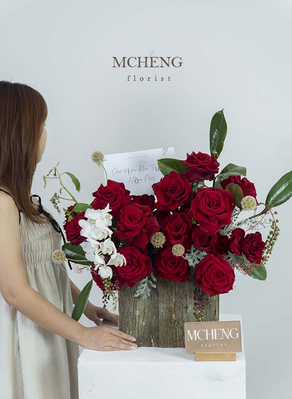 Thuc Te Hop Go Hoa Hong Do Phoi Lan Ho Diep Mcheng Hình ảnh thực tế nghệ nhân hoàn thiện mẫu Hộp Gỗ Hoa Hồng Đỏ phối lan hồ điệp trang trọng