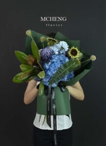 Mẫu Hoa Bó Cẩm Tú Cầu Xanh Mix Hướng Dương & Cúc Mẫu Đơn thiết kế nam tính tại Mcheng Florist
