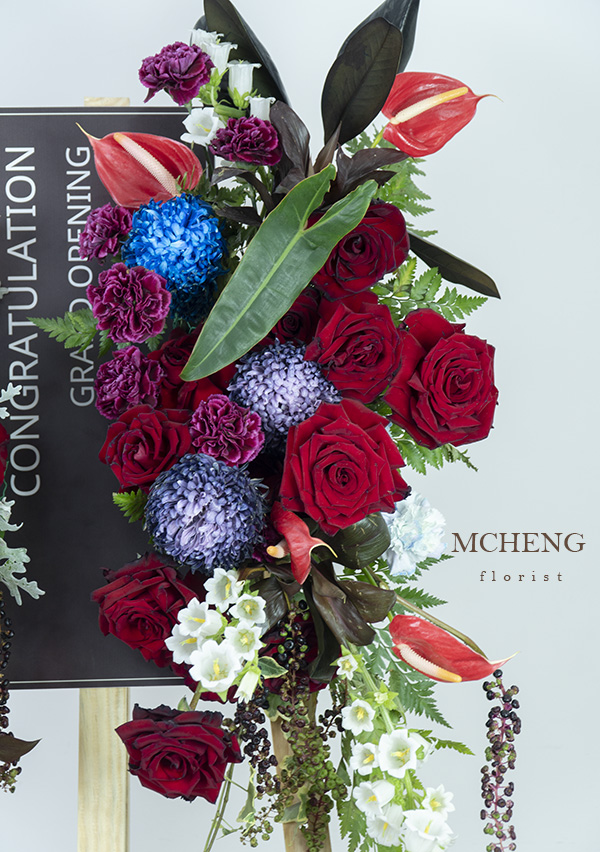 Chi Tiet Ke Hoa Khai Truong Chan Go Do Xanh Mcheng Cận cảnh những đóa Hoa Hồng Ecuador đỏ và cúc mẫu đơn xanh dương trong Kệ Hoa Khai Trương Chân Gỗ Đỏ Xanh