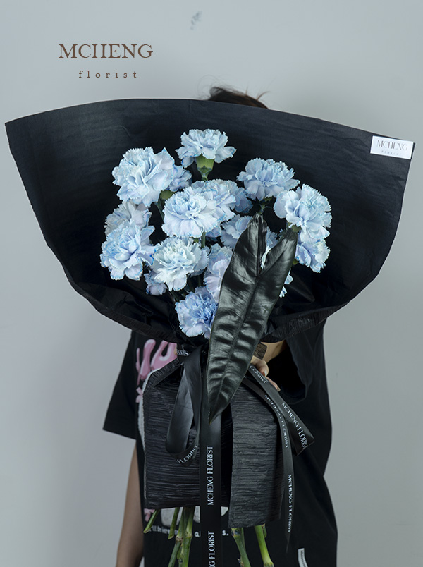 Bó Hoa Cẩm Chướng Xanh Khói Tĩnh Lặng - Mcheng Florist Mẫu Hoa Bó Cẩm Chướng Xanh Khói thiết kế cá tính tại Mcheng Florist