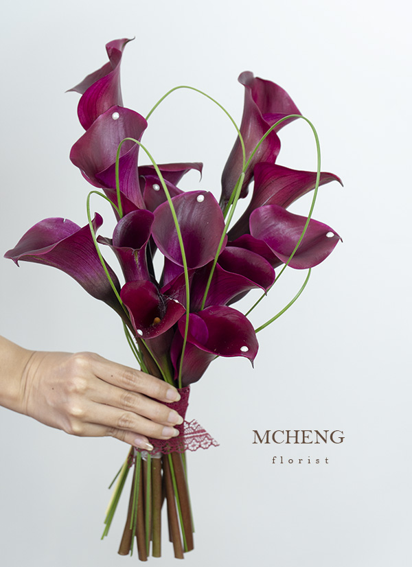 Mẫu Hoa Cưới Calla Lily Đỏ Rượu đính ngọc trai thiết kế đài các tại Mcheng Florist Long Khánh