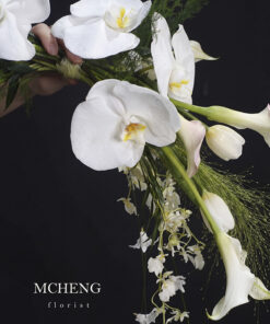 Hình ảnh thực tế cô dâu cầm bó Hoa Cưới Dáng Cung Lan Hồ Điệp lộng lẫy trong ngày trọng đại