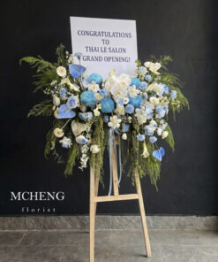 Kích thước thực tế kệ hoa khai trương tone xanh trắng bệ vệ trên giá gỗ mộc mạc