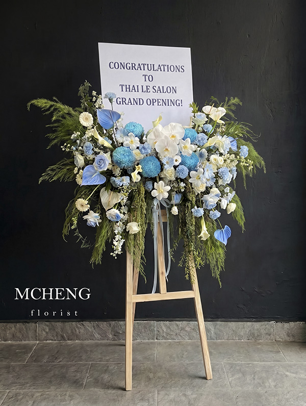 Thuc Te Ke Hoa Khai Truong Tone Xanh Trang Mcheng Kích thước thực tế kệ hoa khai trương tone xanh trắng bệ vệ trên giá gỗ mộc mạc