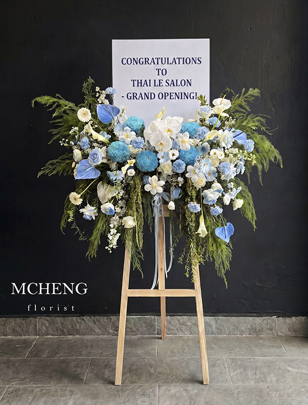 Kệ Hoa Khai Trương Xanh Trắng Khởi Sắc - Mcheng Florist Mẫu Kệ Hoa Khai Trương Tone Xanh Trắng thiết kế nghệ thuật tại Mcheng Florist
