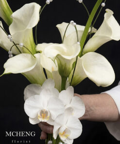 Hình ảnh thực tế cô dâu thanh lịch cầm bó Hoa Cưới Calla Lily Trắng Kết Lan trong ngày cưới