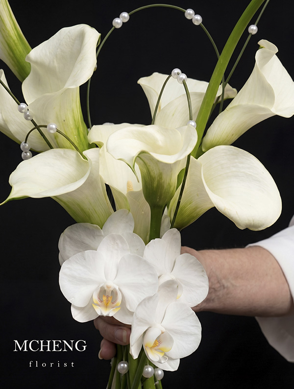 Thuc Te Co Dau Cam Hoa Cuoi Calla Lily Trang Ket Lan Hình ảnh thực tế cô dâu thanh lịch cầm bó Hoa Cưới Calla Lily Trắng Kết Lan trong ngày cưới