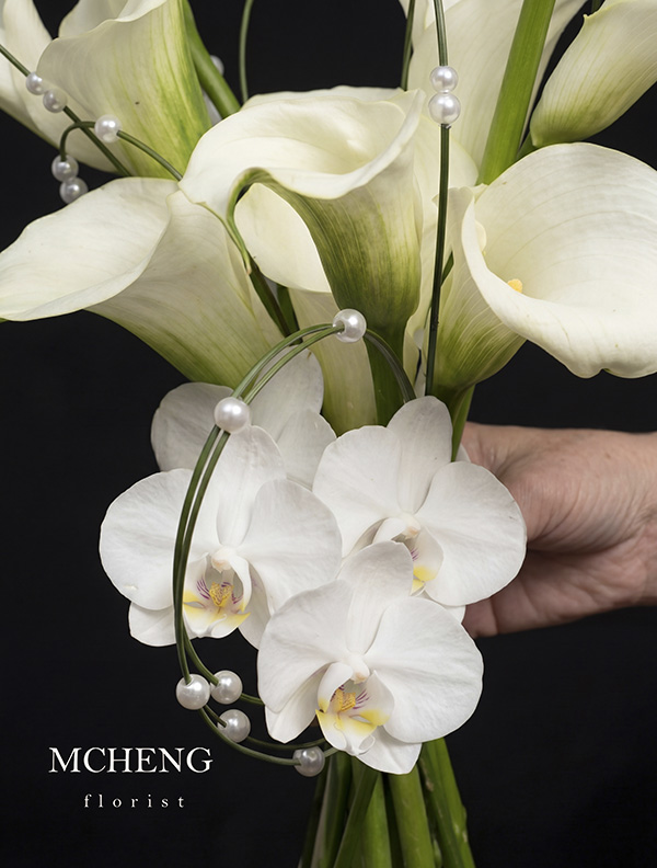 Chi Tiet Hoa Cuoi Calla Lily Trang Ket Lan Mcheng Florist Cận cảnh những hạt ngọc trai đính kết tinh xảo trên cỏ linh chi của mẫu Hoa Cưới Calla Lily Trắng Kết Lan