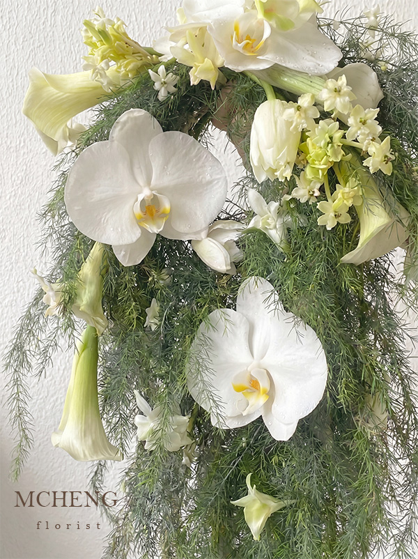 Chi Tiet Hoa Cuoi Calla Lily Phoi Lan Thac Do Mcheng Florist Cận cảnh nét kiêu sa của Lan Hồ Điệp trắng, Calla Lily và thảm cỏ tóc tiên rủ mềm mại