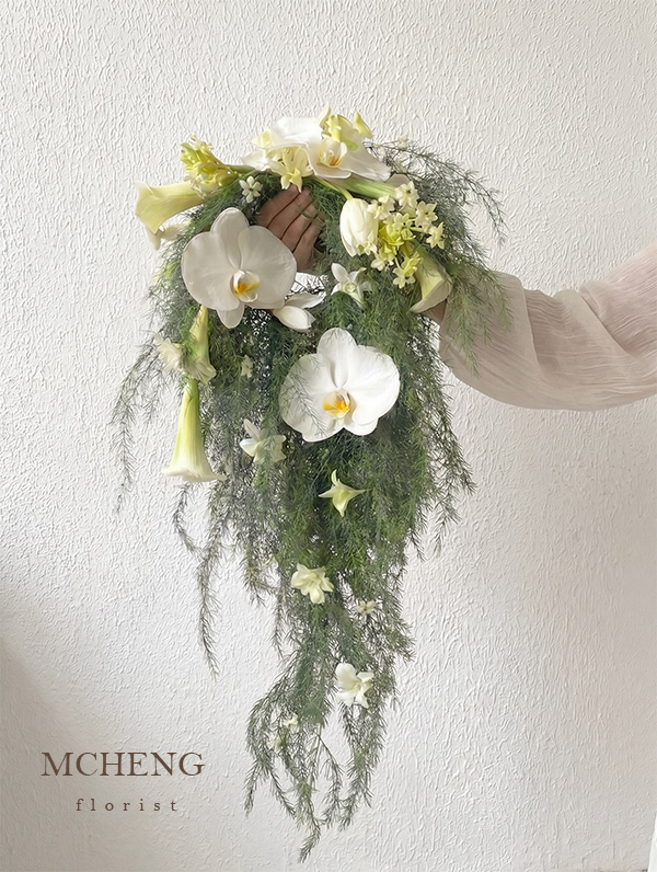 Hoa Cuoi Calla Lily Phoi Lan Thac Do Mcheng Florist Long Khanh Mẫu Hoa Cưới Calla Lily Phối Lan Thác Đổ thiết kế dáng thác rủ hoàng gia tại Mcheng Florist Long Khánh