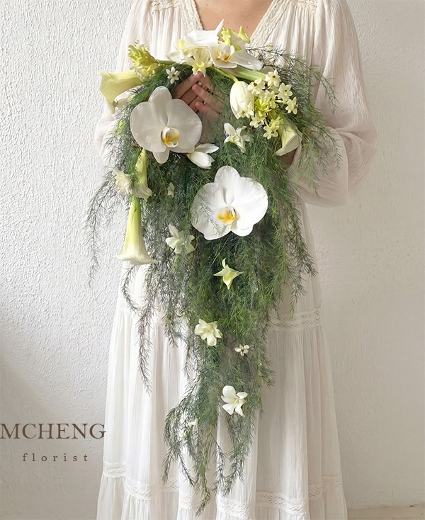 Hoa Cưới Calla Lily Phối Lan Dáng Thác Đổ Tuyệt Tác - Mcheng Florist Hình ảnh thực tế cô dâu thanh lịch cầm bó Hoa Cưới Calla Lily Phối Lan Thác Đổ trong ngày trọng đại