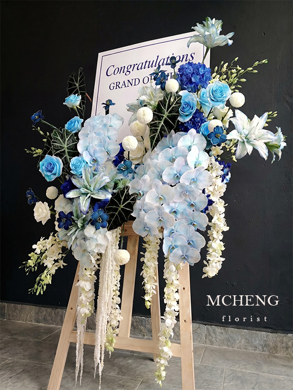 Thuc Te Ke Hoa Khai Truong Lan Ho Diep Xanh Trang Mcheng Kích thước thực tế kệ hoa khai trương tone xanh trắng bệ vệ trên giá gỗ chữ A