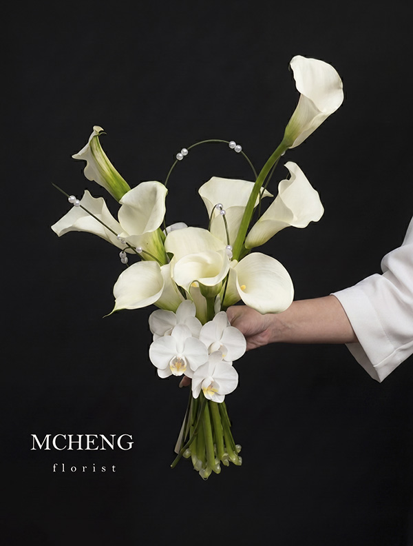 Hoa Cưới Calla Lily Trắng Kết Lan Tuyệt Mỹ - Mcheng Florist Mẫu Hoa Cưới Calla Lily Trắng Kết Lan đính ngọc trai thiết kế đài các tại Mcheng Florist Long Khánh