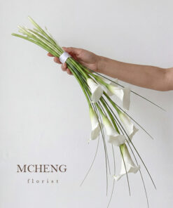 Hình ảnh thực tế cô dâu thanh lịch cầm bó Hoa Cưới Calla Lily Trắng Dáng Dài trong ngày trọng đại