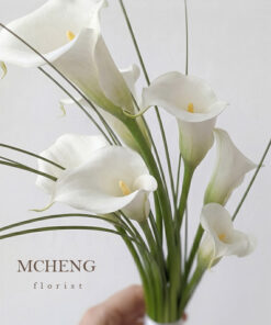 Cận cảnh những đóa hoa Rum trắng muốt vươn dài thanh mảnh trong thiết kế Hoa Cưới Calla Lily Trắng Dáng Dài