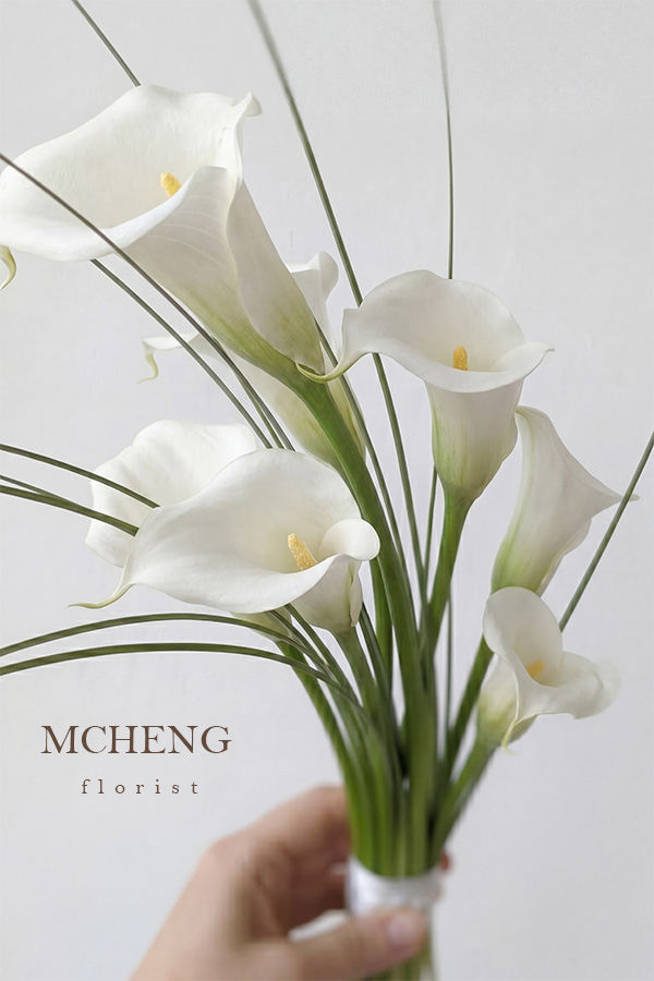 Chi Tiet Hoa Cuoi Calla Lily Trang Dang Dai Mcheng Florist Cận cảnh những đóa hoa Rum trắng muốt vươn dài thanh mảnh trong thiết kế Hoa Cưới Calla Lily Trắng Dáng Dài