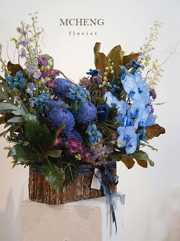 Hộp Hoa Xanh Dương Phối Tím Bình Yên - Mcheng Florist Mẫu Hộp Gỗ Hoa Xanh Dương Phối Tím thiết kế vỏ cây mộc mạc tại Mcheng Florist