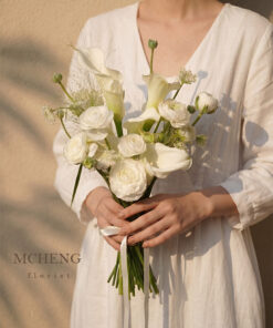 Hình ảnh thực tế cô dâu thanh lịch cầm bó Hoa Cưới Calla Lily Trắng Phối Mao Lương trong ngày trọng đại