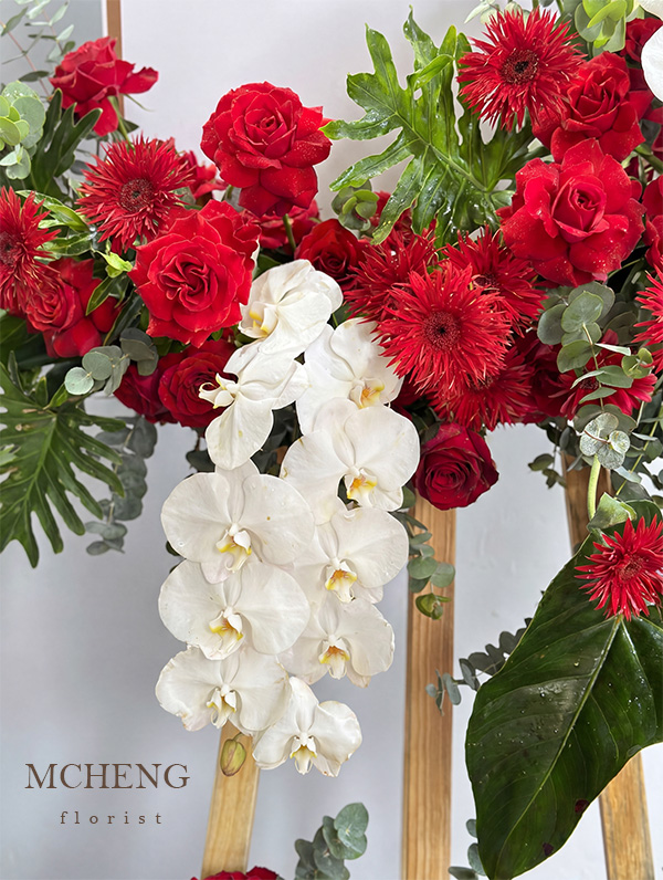Chi Tiet Ke Hoa Chuc Mung Do Trang Mcheng Florist Long Khanh Cận cảnh sự tương phản lộng lẫy giữa hoa hồng đỏ và lan hồ điệp trắng trên kệ hoa