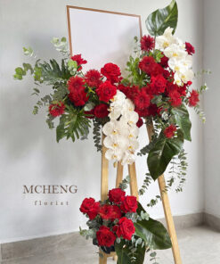Kích thước thực tế kệ hoa chúc mừng đỏ trắng 2 tầng trên giá gỗ mộc mạc