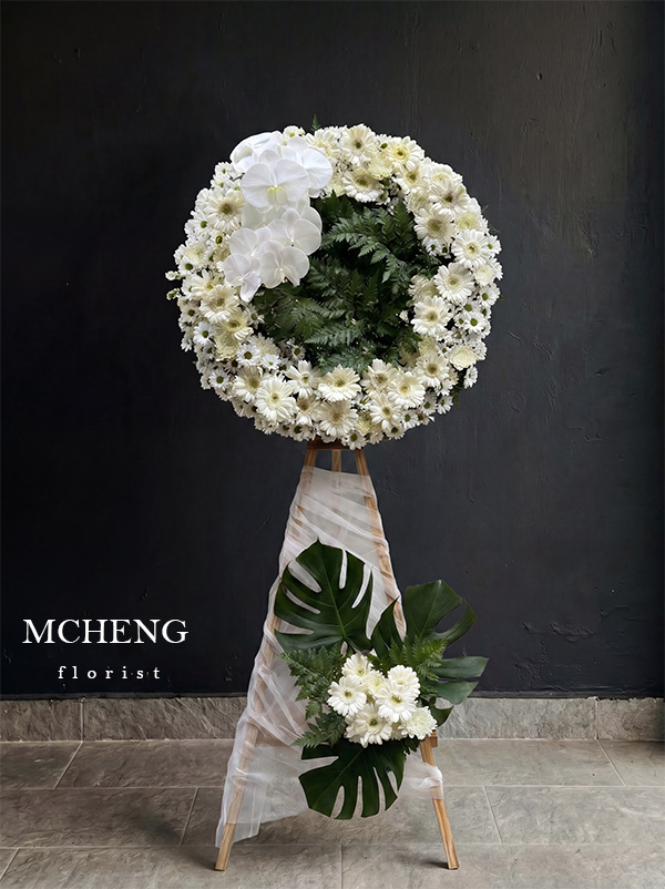 Kệ Hoa Chia Buồn Vòng Tròn Trắng Vĩnh Hằng - Mcheng Florist Mẫu Kệ Hoa Chia Buồn Vòng Tròn Trắng thiết kế trang nghiêm tại Mcheng Florist