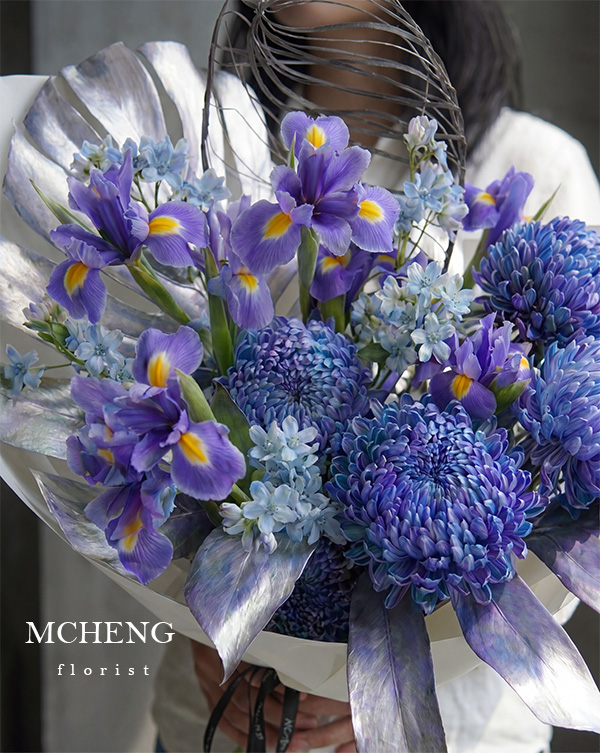Chi Tiet Hoa Bo Cuc Mau Don Xanh Mix Dien Vi Mcheng Florist Cận cảnh vẻ đẹp hiện đại của mẫu Hoa Bó Cúc Mẫu Đơn Xanh Mix Diên Vĩ