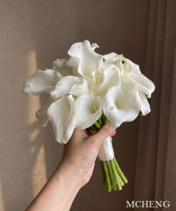 Hình ảnh thực tế cô dâu cầm bó Hoa Cưới Calla Lily Trắng Đính Ngọc thanh lịch trong ngày trọng đại