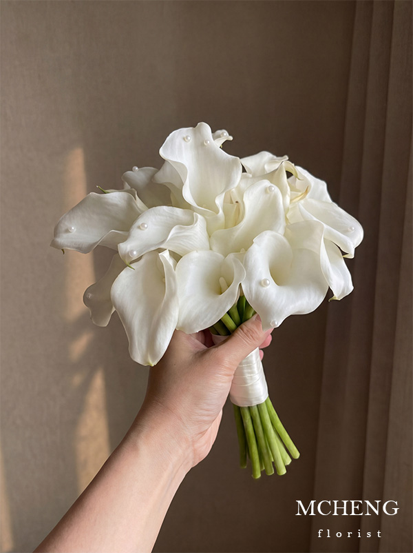 Hoa Cưới Calla Lily Trắng Đính Ngọc Báu Vật - Mcheng Florist Hình ảnh thực tế cô dâu cầm bó Hoa Cưới Calla Lily Trắng Đính Ngọc thanh lịch trong ngày trọng đại
